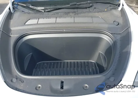 2025 Tesla Model Y Long Range Dual Motor All-Wheel Drive z USA, uszkodzony, nr VIN 7SAYGDEE8SF301889